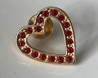 Pin de solapa vintage de Avon con forma de corazón abierto - Pin de solapa dorado con forma de corazón y diamantes de imitación rojos - Pin de solapa dorado con cierre de broche - Circa años 80/90