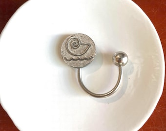 Llavero vintage con diseño de nautilo - Tono plateado - De la década de 1970