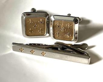 Gemelos y pasador de corbata vintage de Hicock USA - Diseño de flor de lis en tonos plata y oro - De la década de 1960