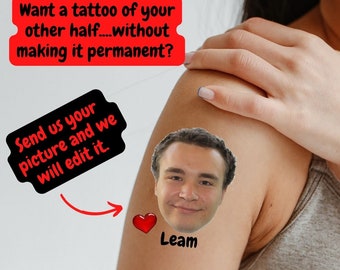 Op de afbeelding: Een vrouwenarm met een tijdelijke tatoeage van een mannengezicht en het woord "Leam" eronder. De tekst "Wil je een tatoeage van je andere helft... zonder dat het permanent is? Stuur ons je foto en we bewerken het." staat in de linkerbovenhoek van de afbeelding.