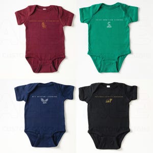 以下が含まれることがあります： ボルドー、グリーン、ネイビーブルー、ブラックの4色のベビーボディスーツ。各ボディスーツには、異なるグラフィックとテキストがプリントされています。「Bravery, Courage, Determination」、「Faith, Ambition, Cunning」、「Wit, Wisdom, Learning」、「Patience, Loyalty, Hardwork」.