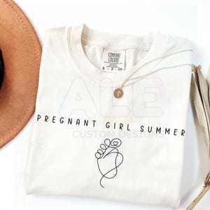 Koszulka Pregnant Girl Summer Comfort Colors®, koszulka z informacją o ciąży na plaży, koszulka z informacją o ciąży, prezent na baby shower, koszulka dla mamy