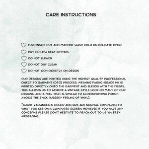 Puede incluir: Fondo blanco con texto negro "CARE INSTRUCTIONS". Instrucciones de lavado, secado y planchado. El texto tambi&eacute;n describe el proceso de impresi&oacute;n Direct to Garment (DTG) y las variaciones de color/tama&ntilde;o.