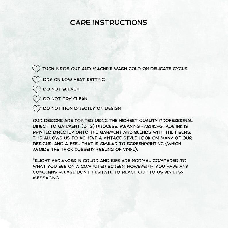 Puede incluir: Fondo blanco con texto negro "CARE INSTRUCTIONS". Instrucciones de lavado, secado y planchado. El texto tambi&eacute;n describe el proceso de impresi&oacute;n Direct to Garment (DTG) y las variaciones de color/tama&ntilde;o.