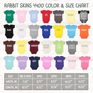 Puede incluir: Tabla de colores y tallas para bodies de beb&eacute; Rabbit Skins 4400. La tabla muestra una variedad de colores, incluyendo verde Kelly, rosa, azul claro, rojo, carb&oacute;n y pl&aacute;tano. Las tallas van desde reci&eacute;n nacido hasta 24 meses, con anchos de 18,4 cm a 29,8 cm.