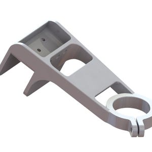 Pode incluir: Um suporte de metal prateado com uma braçadeira na extremidade. O suporte tem uma abertura retangular e uma forma curva.