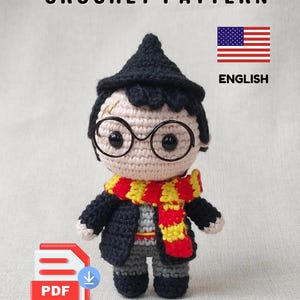 Puede incluir: Muñeco de Harry Potter tejido a ganchillo, con sombrero negro, gafas redondas y bufanda roja y amarilla. La imagen incluye el texto "HARRY POTTER CROCHET PATTERN" y "PDF ONLY".