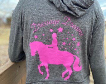 Felpa con cappuccio e collo corto Dressage Dreams/Maglietta solare da dressage/Tessuto da performance da dressage/Moda da dressage/Ragazza a cavallo/Regalo da dressage
