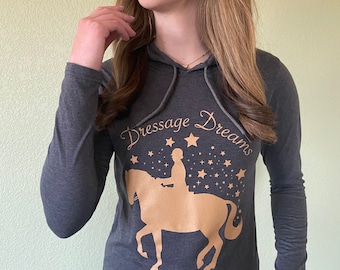 T-shirt con cappuccio a maniche lunghe Dressage Dreams/Felpa con cappuccio da dressage/Maglia da sole da dressage/Camicia da dressage/Felpa con cappuccio da dressage/Top da dressage/Abbigliamento da dressage