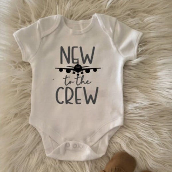 New To The Crew Pilot Flugzeug Flug Luftfahrt Geek lustiger Baby Body - Erhältlich in den Größen 0-3 Monate - 2Y