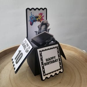 Tarjeta de cumpleaños para niños con controlador de juegos/jugador emergente en 3D