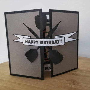 Cartão pop-up de aniversário com tema de dardos