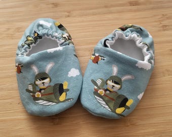 Chaussures / chaussons / chaussettes pour berceau sur le thème de l'aviation - pointures 0-6 mois ou 6-12 mois