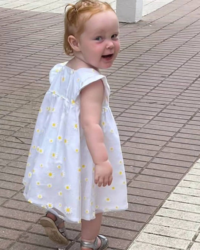 Robe marguerite en coton et tulle faite à la main disponible dans les tailles 0-3 mois 5 ans image 4