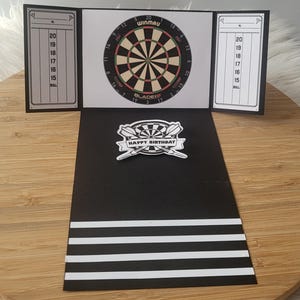 Carte pop-up d'anniversaire sur le thème des fléchettes