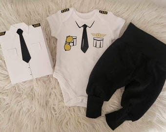 Body de vestir de piloto para bebé - Disponible en tallas 0-3 meses - 2 años - Joggers o pantalones cortos negros a juego y caja de regalo disponible