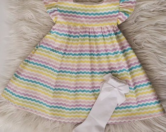 Jolie robe en coton à rayures pastel du printemps de Pâques avec des manches flottantes - Disponible dans les tailles 0-3 mois - 6A
