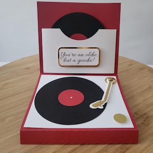 Tarjeta emergente de cumpleaños con temática de tocadiscos y discos de música de vinilo