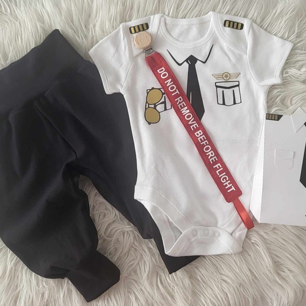 Body pour bébé pilote - Disponible dans les tailles 0-3 mois - 2 ans - Pantalon de jogging ou short noirs assortis et boîte cadeau disponible