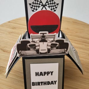 Biglietto d'auguri pop-up fatto a mano per Cars Motorsport Racing