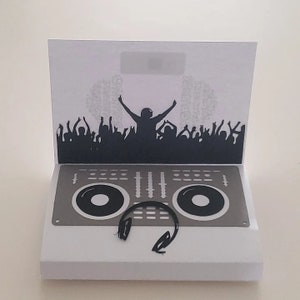 Carte pop-up d'anniversaire sur le thème de la danse DJ disc-jockey / rave / musique