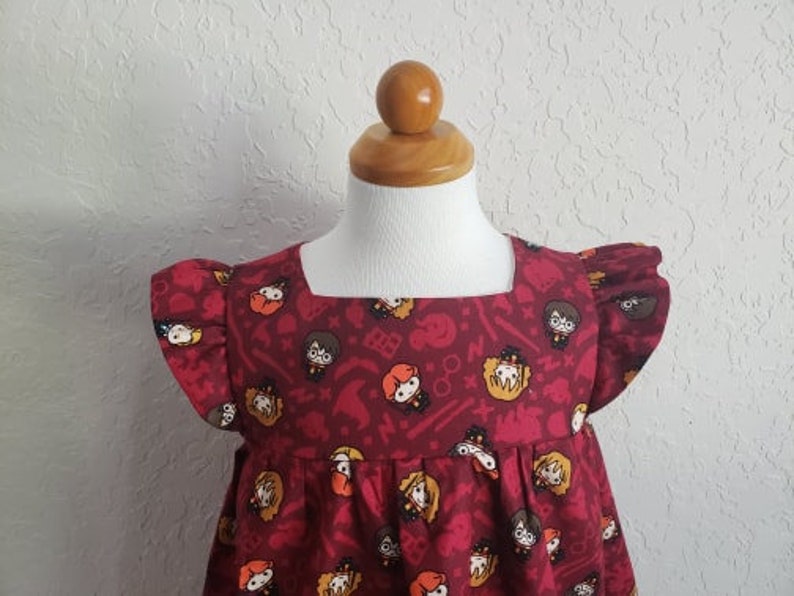 Vestido de algodón con temática de mago disponible en tallas 0-3 meses 5Y imagen 3