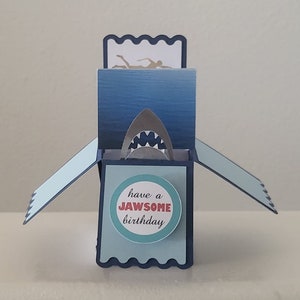 Biglietto di compleanno pop-up fatto a mano Shark JAWSOME