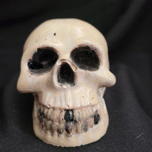 Escultura de calavera de hormigón