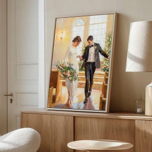 Pode incluir: Uma pintura a &oacute;leo numa moldura clara que retrata uma cena de casamento. Uma pessoa com um vestido branco comprido segura um grande ramo de flores, enquanto uma pessoa de fato preto e la&ccedil;o caminha ao seu lado numa igreja.