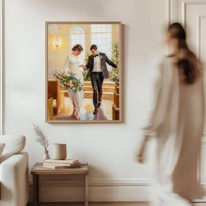 Pode incluir: Uma pintura a &oacute;leo emoldurada retratando uma cena de casamento com uma pessoa de vestido branco segurando um buqu&ecirc; de flores e uma pessoa de terno preto caminhando juntas em uma igreja. A obra apresenta ilumina&ccedil;&atilde;o quente e decora&ccedil;&atilde;o.