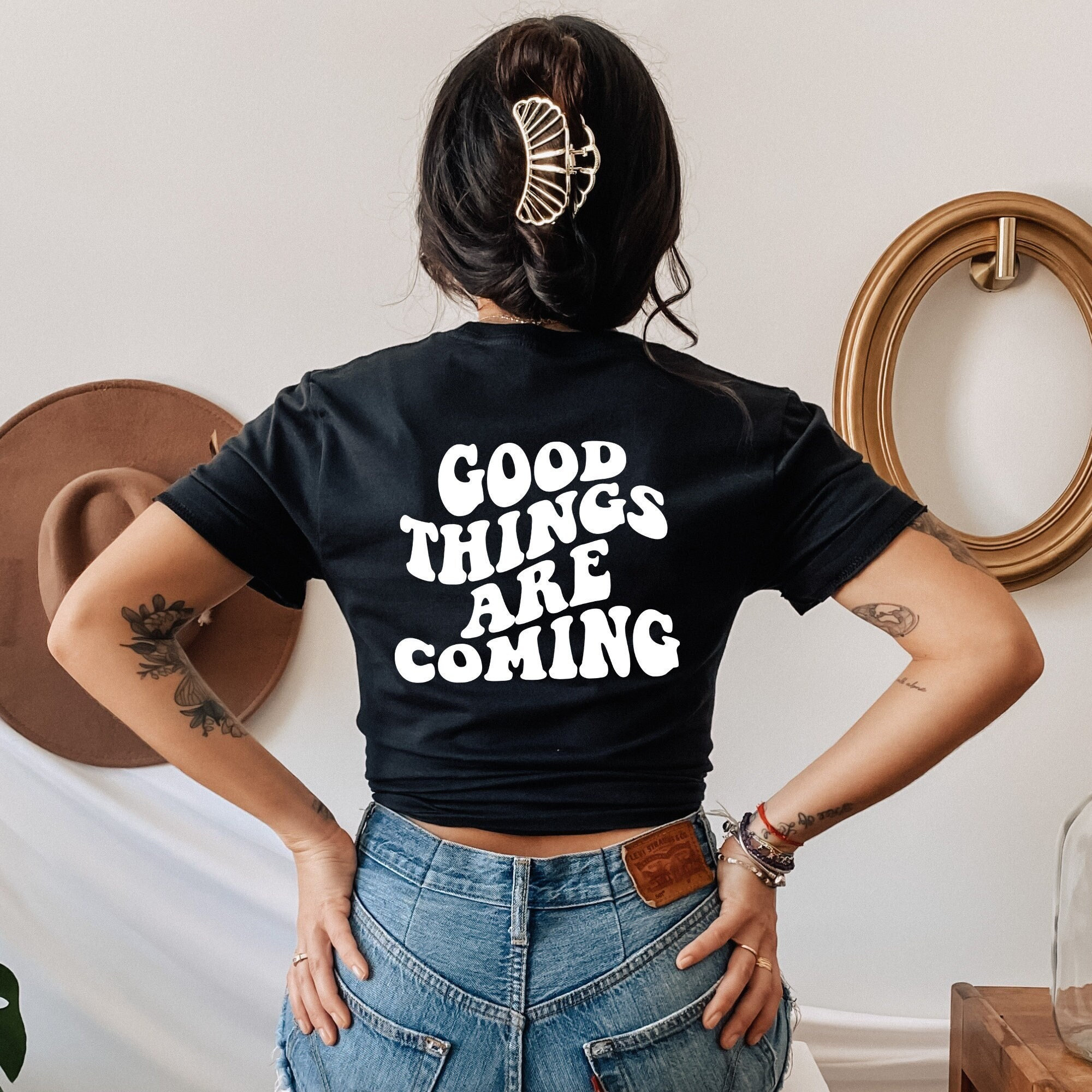 tシャツ 「GOOD THINGS ARE COMING」プリントTシャツ レディース Good Things Are Coming T-shirt | Good Things Are Coming Tee