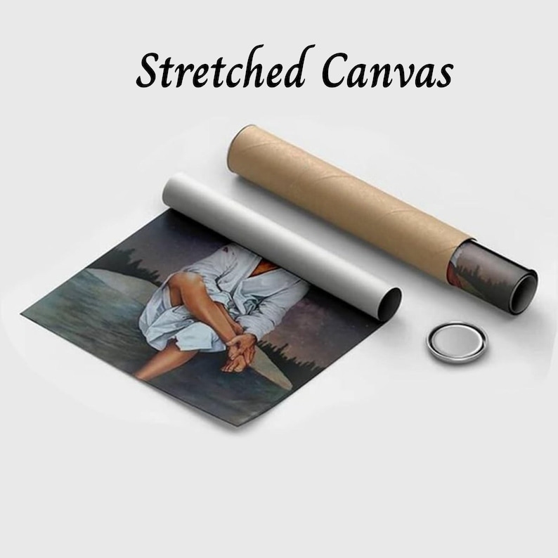Op de afbeelding: Een opgerolde canvas print met een persoon in een witte jurk, een zilverkleurig metalen object en twee kartonnen buizen. De tekst "Stretched Canvas" is in het zwart boven de canvas print gedrukt.