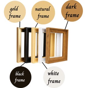 Pode incluir: Uma cole&ccedil;&atilde;o de cinco molduras quadradas flutuantes dispostas em fila. As molduras est&atilde;o dispon&iacute;veis em acabamentos dourado, preto, madeira natural, branco e madeira escura. Cada moldura tem uma etiqueta com texto indicando a cor: gold frame, natural frame, dark frame, black frame e white frame.
