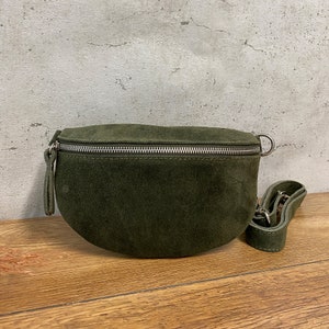 Bauchtasche Veloursleder in 3 Größen S/M/Xl Leder Umhängetasche Crossbody Tasche Gürteltasche Silber Details Khakigrün