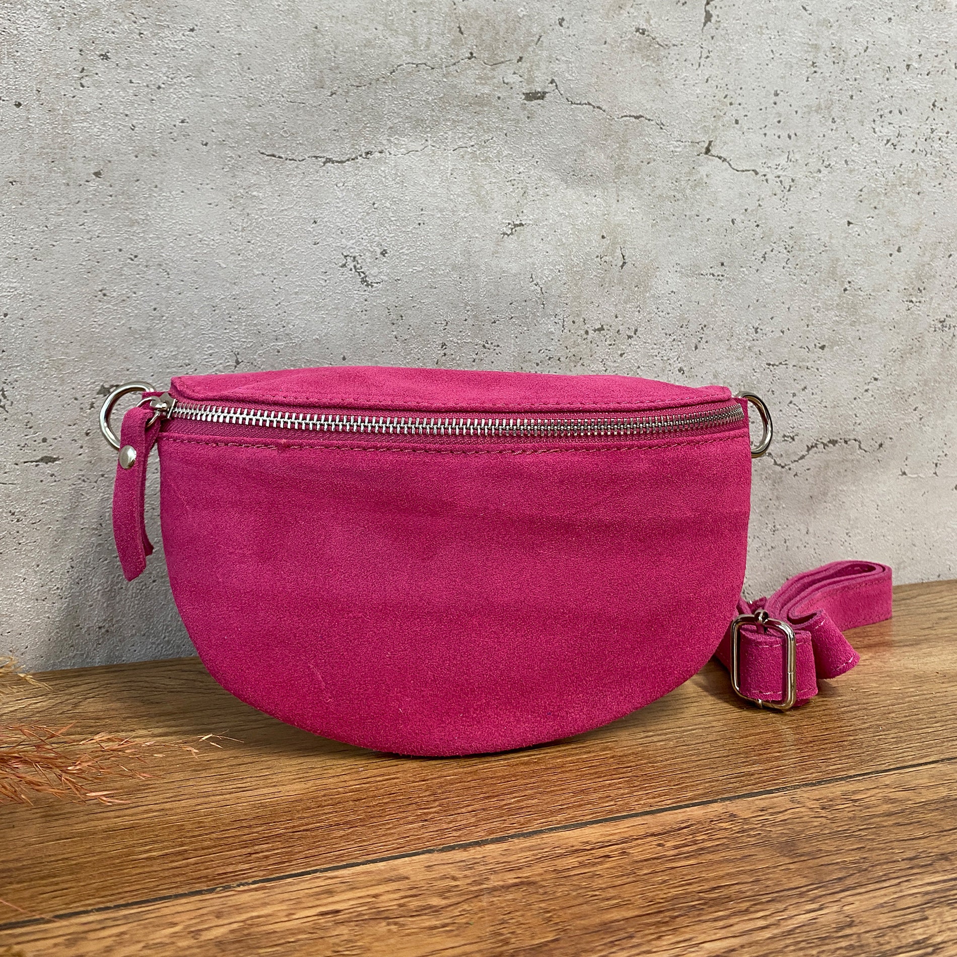 Marsupio da donna in pelle scamosciata in 3 misure: borsa a tracolla e borsa a tracolla in vari colori con dettagli argentati - Italia