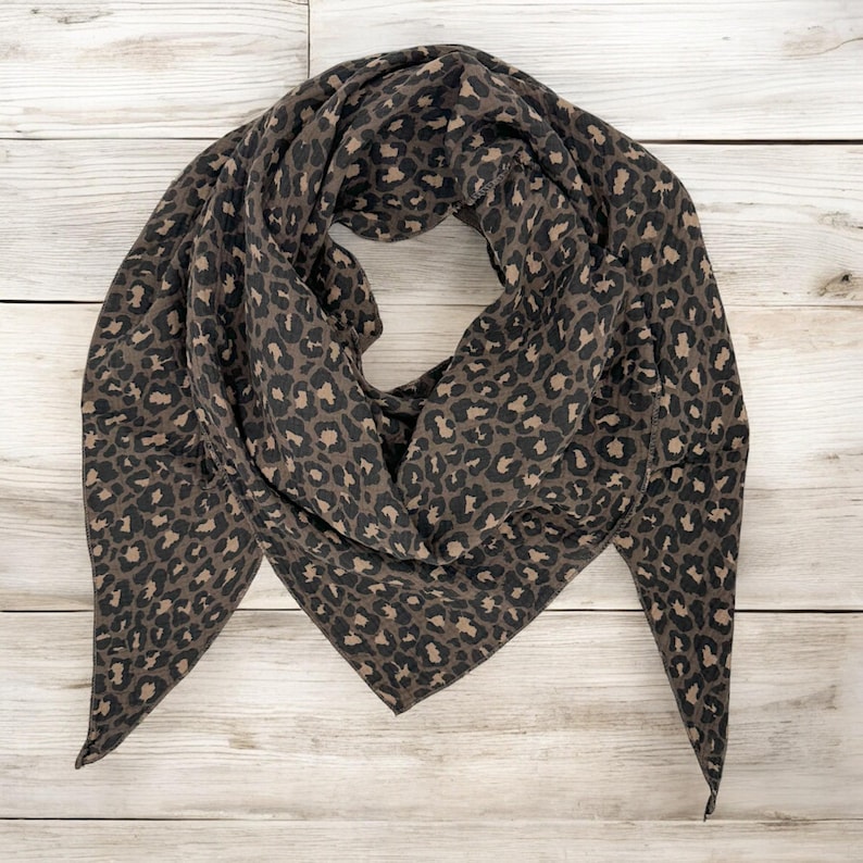 Leo-print muslin scarf for women – Soft triangular scarf in 7 colors, versatile for all seasons, stylish accessory & gift. Leo-Dunkelbraun
