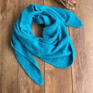 Cozy XXL women&#39;s poncho in solid colors made of bouclé wool, soft triangular winter scarf for bloggers, warm and stylish for autumn and winter