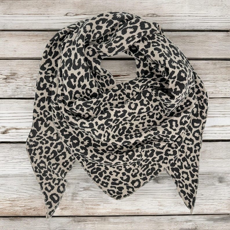 Leo-print muslin scarf for women – Soft triangular scarf in 7 colors, versatile for all seasons, stylish accessory & gift. Leo-Beige/Schwarz