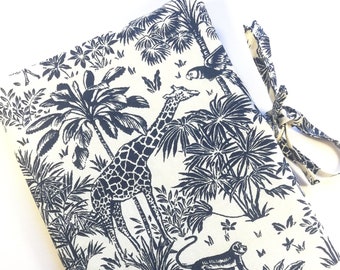 Protège carnet de santé personnalisé personnalisable Jungle girafe Toile de Jouy bleue