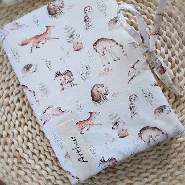 Protège carnet de santé personnalisé tissu beige motif animaux de la forêt renard ours et petit lapin idée cadeau de naissance, premier Noël