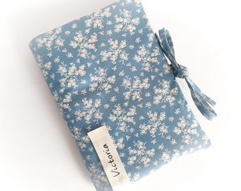 Funda de registro médico personalizada con flores blancas personalizables sobre fondo azul claro, idea de regalo de nacimiento, primer regalo de Navidad
