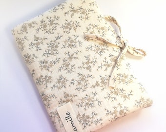 Personalized health record cover in beige double gauze or floral cotton poplin fabric, birth gift idea, first Christmas gift
