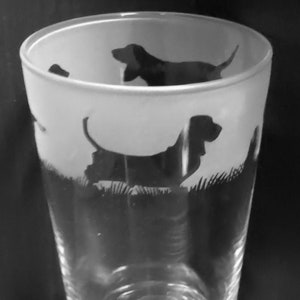 BASSETJE MET GLAS | 57 cl conisch pintglas met Basset Hound-friesontwerp - bierglas, waterglas, pilsglas, ciderglas