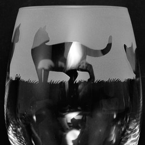 BICCHIERE DA VINO A FORMA DI GATTO / Bicchiere da vino/acqua senza stelo da 36 cl con motivo a fregio raffigurante un gatto