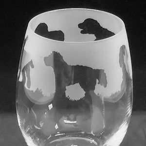 Könnte beinhalten: Ein gefrostetes Weinglas aus Glas mit einer Silhouette von fünf Hunden, die in die Seite graviert sind. Das Glas ist klar und hat einen abgerundeten Boden.