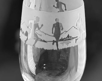 RUNNING WINE GLASS | 35cl Wine Glass with Runner Frieze Design
