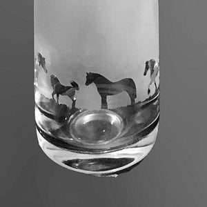 Könnte beinhalten: Eine gefrostete Glasvase mit einer Silhouette von Pferden, die in die Seite graviert ist.