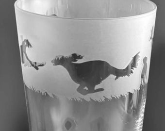 SALUKI-GLAZEN BEKER | Glazen longdrinkbeker van 37,5 cl met gegraveerd Saluki-friesontwerp