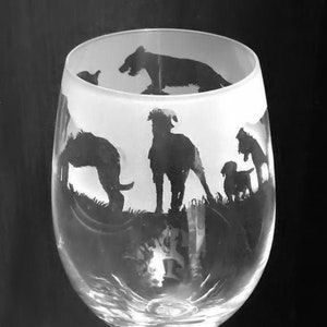 COPA DE VINO WOLFHOUND Copa de vino de 35 cl con diseño de friso de perro lobo irlandés