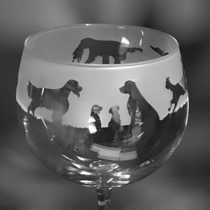 Könnte beinhalten: Ein klares Weinglas aus Glas mit einem mattierten Design aus fünf Hundesilhouetten. Die Hunde sind in verschiedenen Posen, darunter sitzend, stehend und laufend.